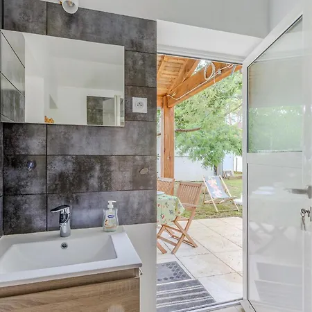 Gorgeous In Saint-georges-de-didon Dom wakacyjny